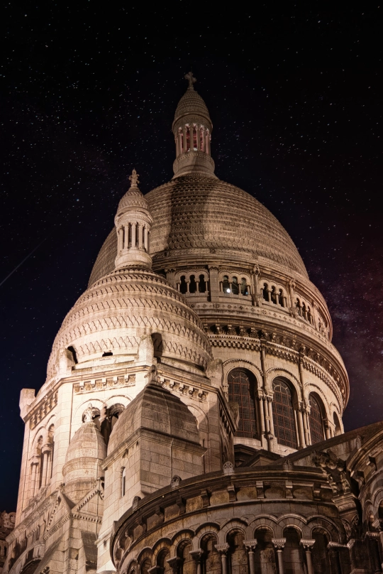 Basilique du Sacré-Coeur de Montmartre aus Paris bei Nacht.