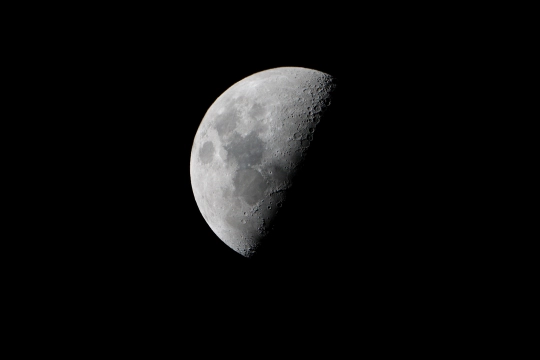 Ein Bild des Mondes, welches ich mit einer 1000mm Brennweite aufgenommen habe.